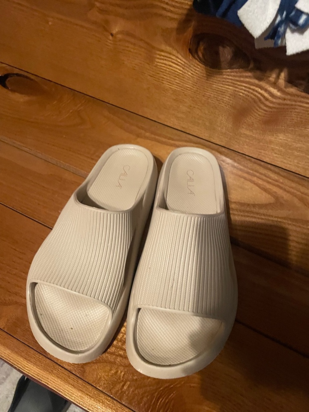 CALIA by Carrie Underwood Women's Cream Slip-On Slide Sandals